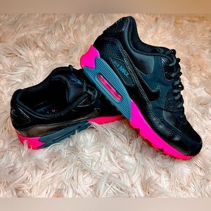 Women’s Size 9.5 Nike Airmax Shoes